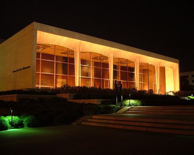 01606 Amon Carter Museum at night in Fort Worth 